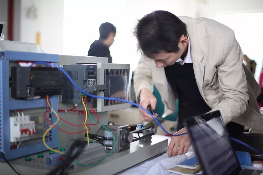 PLC一个月可以学会吗？零基础学PLC编程大概学多久就可以工作了?